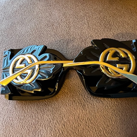 Women’s Gucci sunglasses 56mm black with gold hardware rectangular design. - Picture 7 of 17